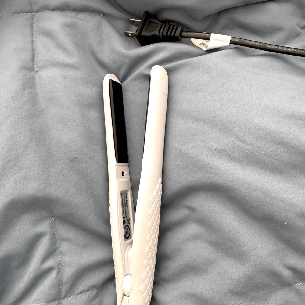 Amovee dual voltage compact flat iron